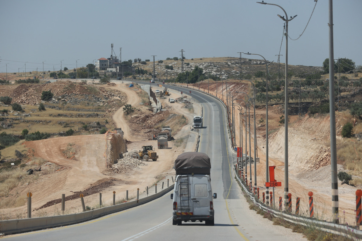 İsrail, Batı Şeria'da zeytin ağaçlarını söküp yerleşim yolu döşüyor