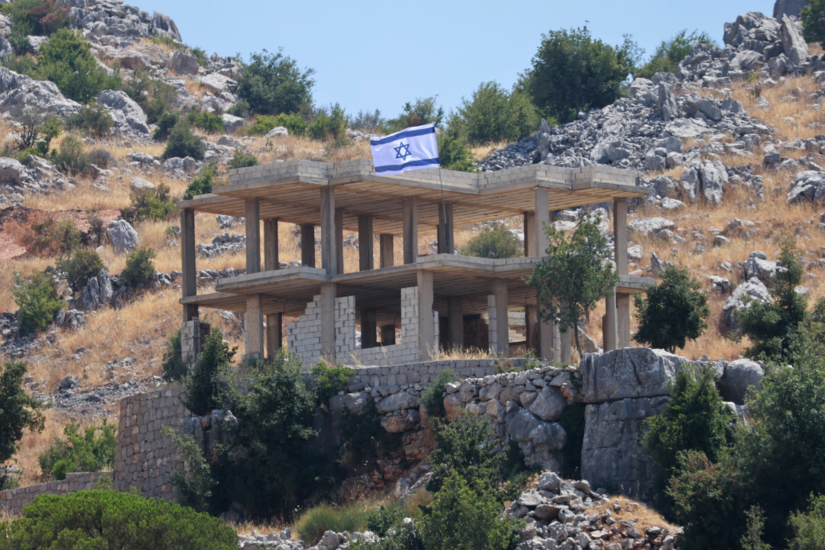 İsrail güçleri Güney Lübnan'da inşaat halindeki binaya bayrak dikti