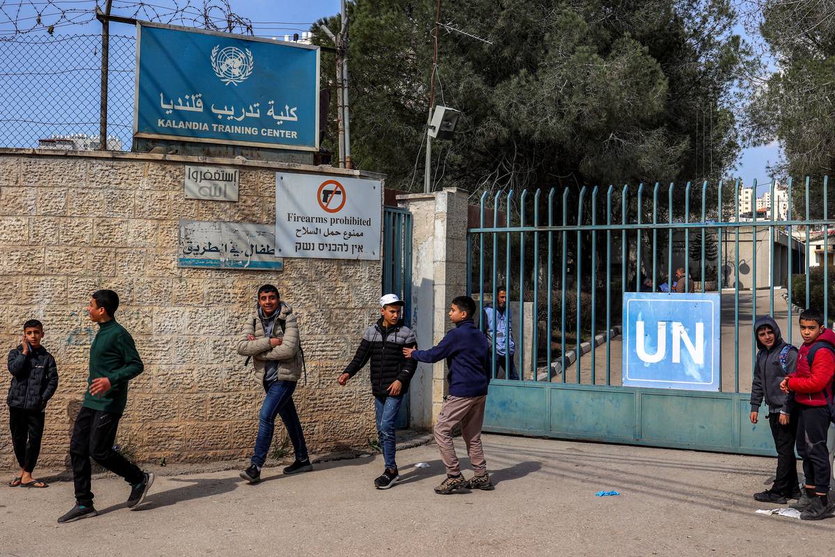 İsrail güçleri UNRWA eğitim merkezini bastı
