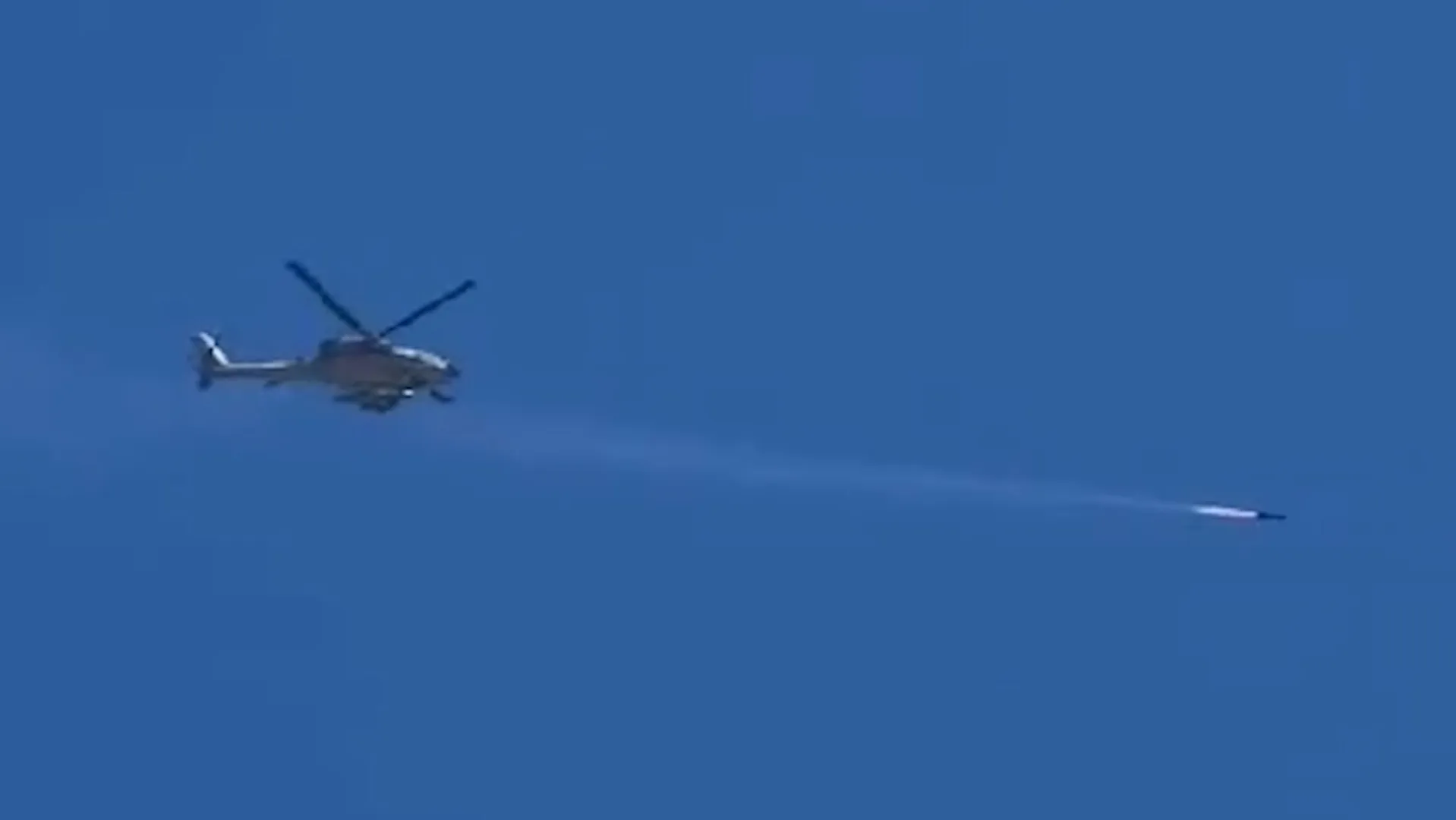 İsrail helikopteri Gazze Şehri'ne füze fırlattığı an görüntülendi