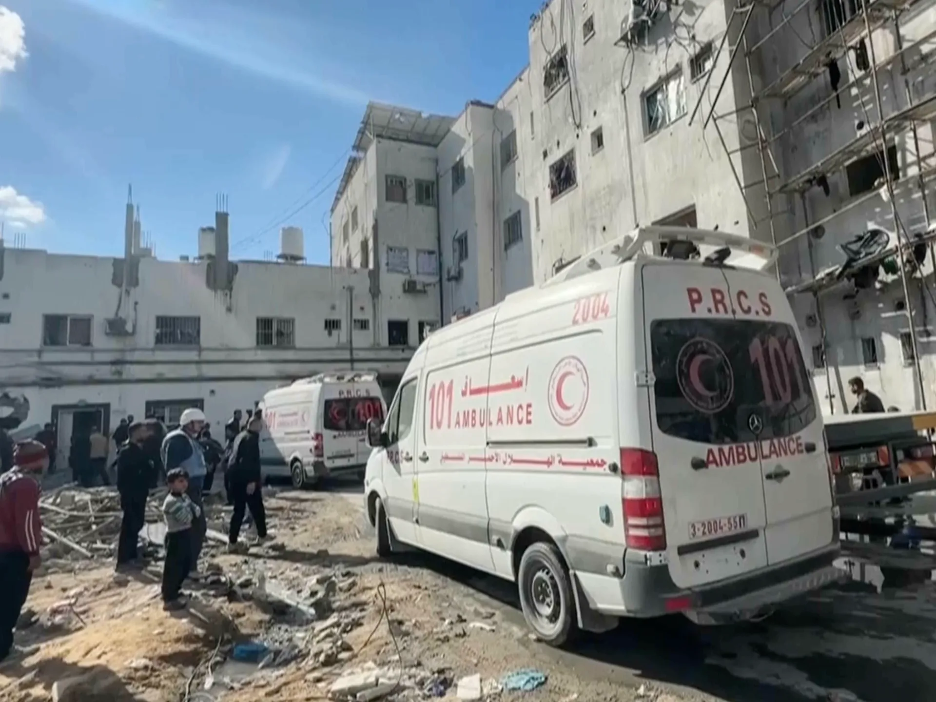 İsrail’in Kamal Adwan Hastanesi’ne İHA saldırısında sağlıkçılar yaralandı