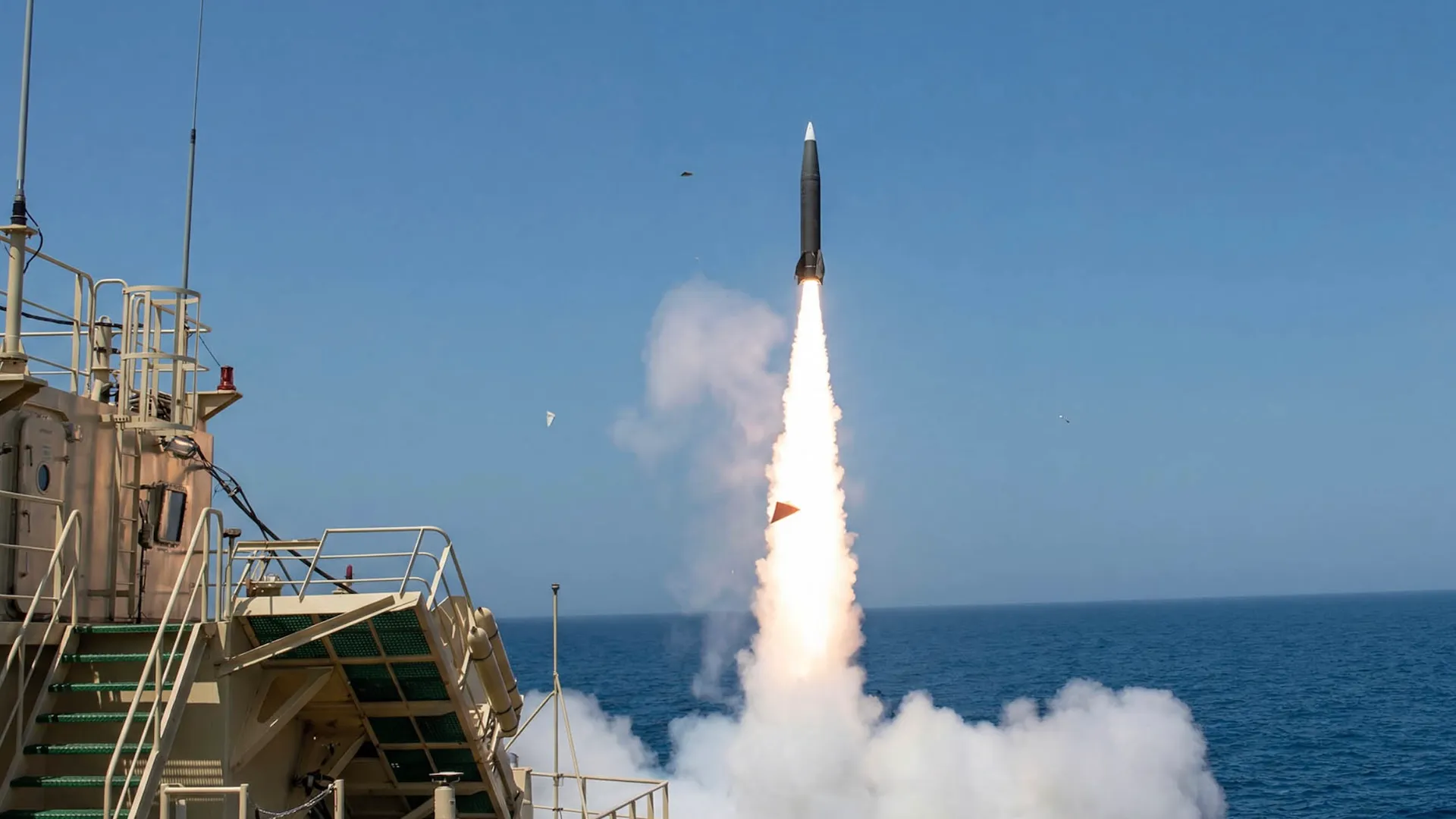 İsrail LORA Füzeleri Alman Fırkateyninden Ateşlendi