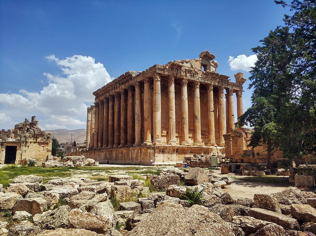 İsrail, Lübnan'ın Baalbek ve Nebatiye kentlerine saldırdı