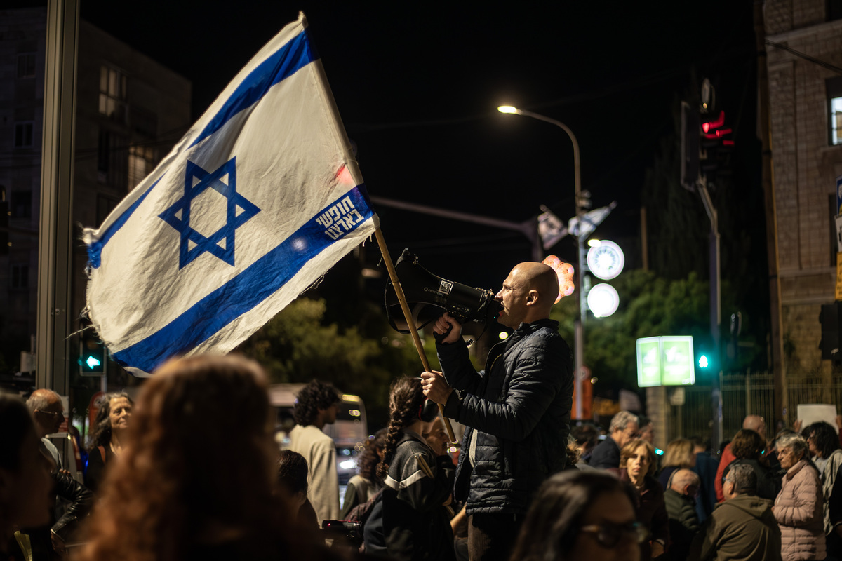 İsrail'de Netanyahu karşıtı kitlesel protestolar: On binler sokağa döküldü