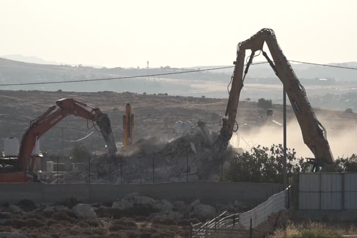 İsrail ordusu Batı Şeria'da Filistinli ailenin evini yıktı