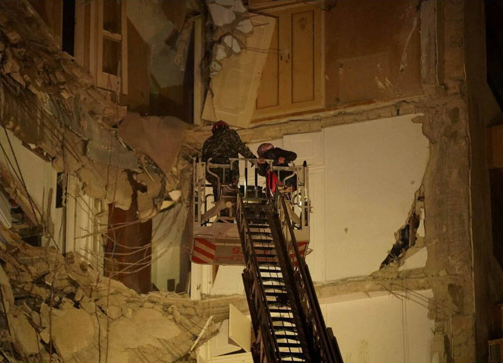 İsrail'in Güney Lübnan'a Saldırıları Sürüyor: Çok Sayıda Yaralı