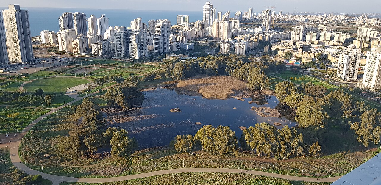 İsrailli asker Netanya'da ateş açtı, polis tarafından öldürüldü
