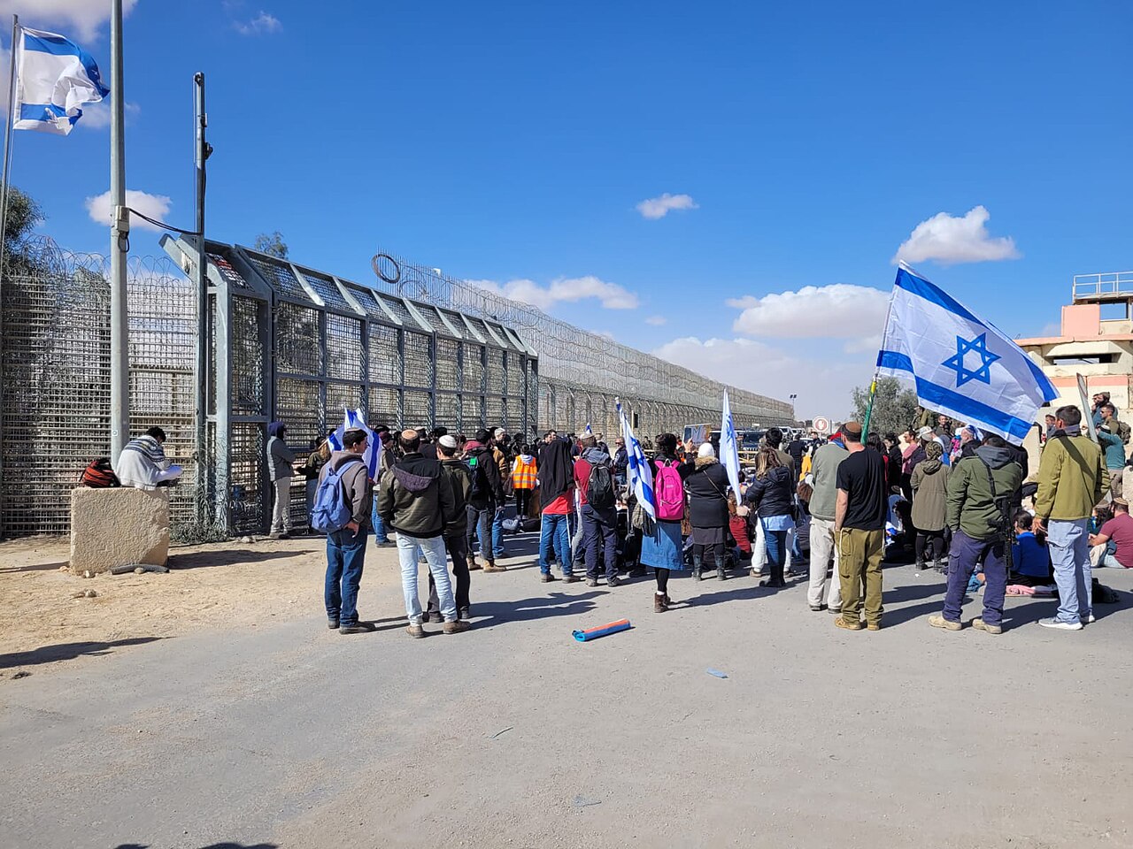 İsrailli protestocular Gazze'ye yardım taşıyan tırları engelledi