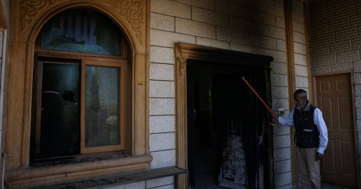 İsrailli yerleşimciler Filistin köyünde camiyi ateşe verdi