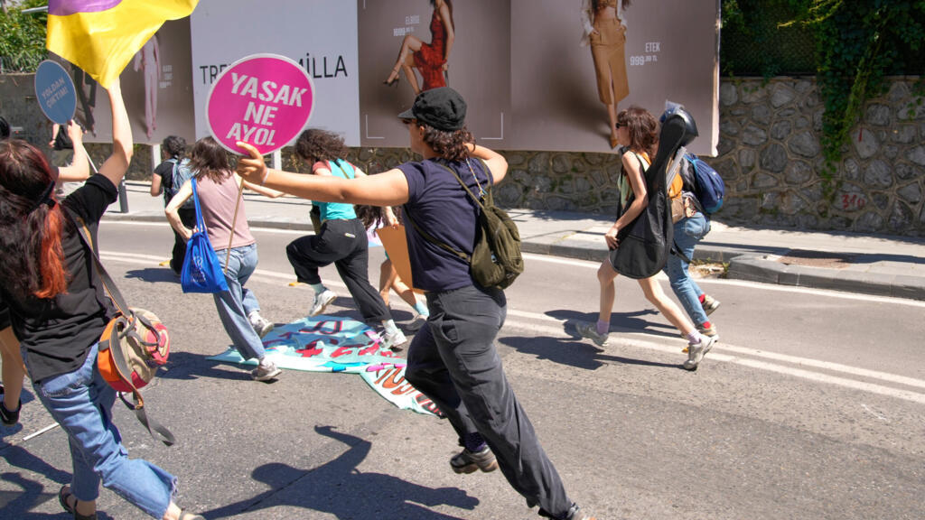 İstanbul'da LGBT Onur Yürüyüşü'ne Polis Müdahalesi: 50 Gözaltı