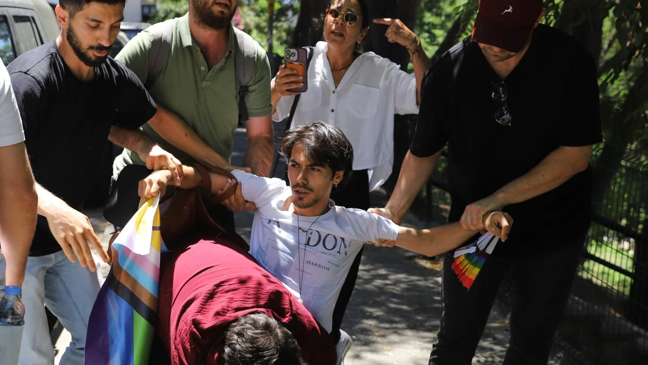 İstanbul Onur Yürüyüşü'ne Polis Müdahalesi: 50 Kişi Gözaltına Alındı