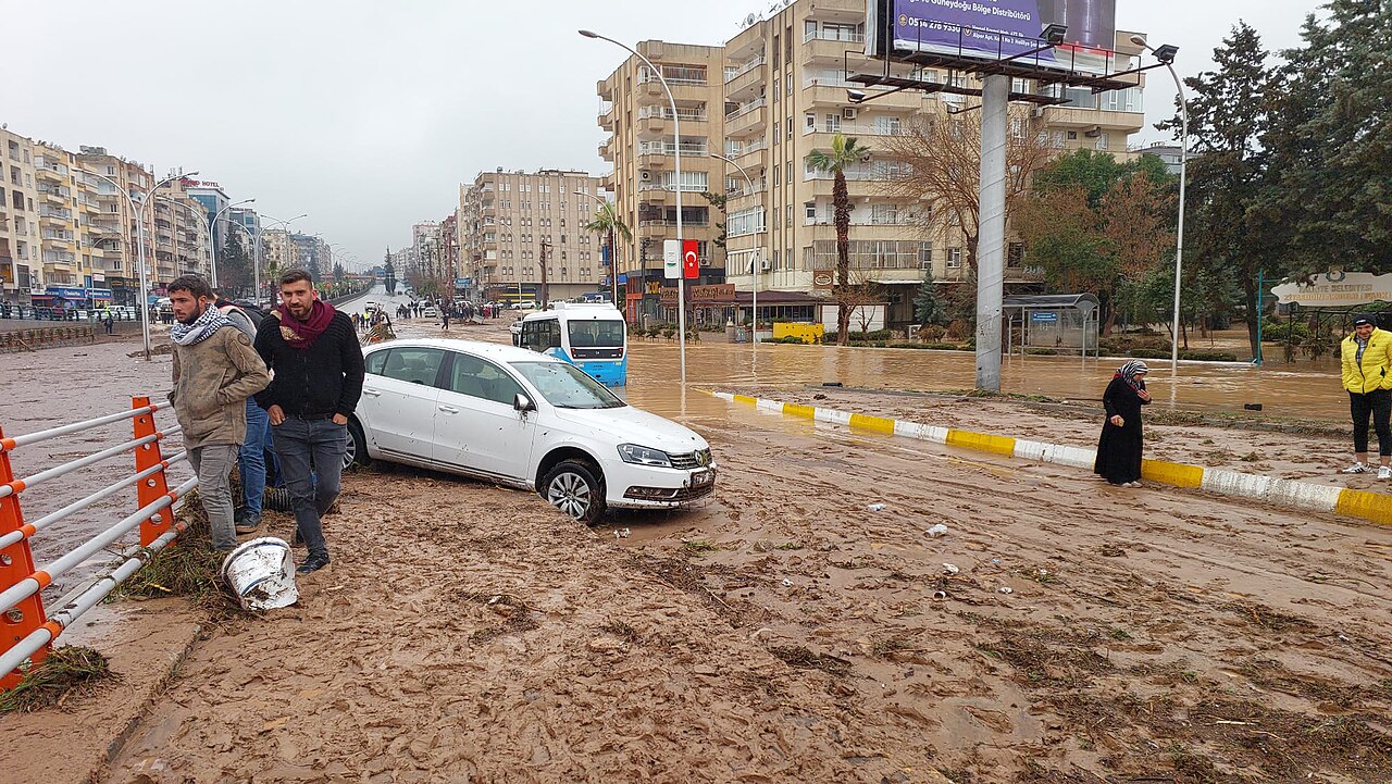 İstanbul'da Rekor Sağanak: 3 Ölü, Ulaşım Felç