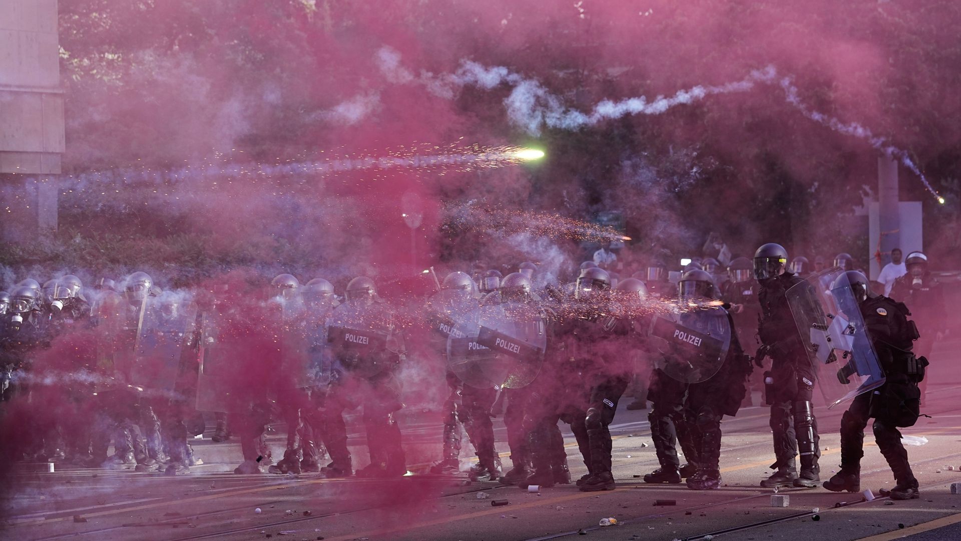 İsviçre polisi G7 karşıtı protestoculara müdahale etti