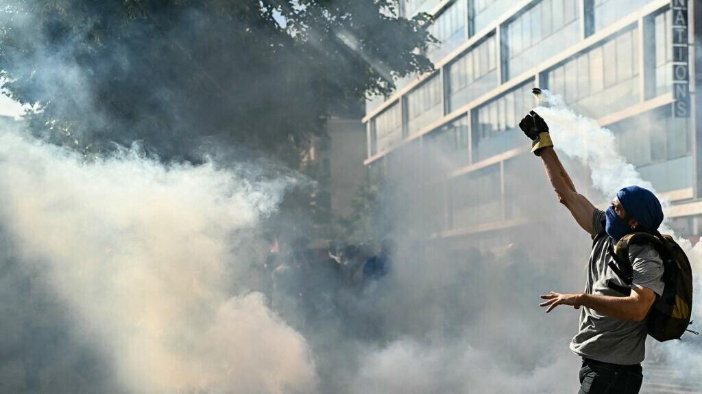 İsviçre polisi G7 protestocularına biber gazıyla müdahale etti