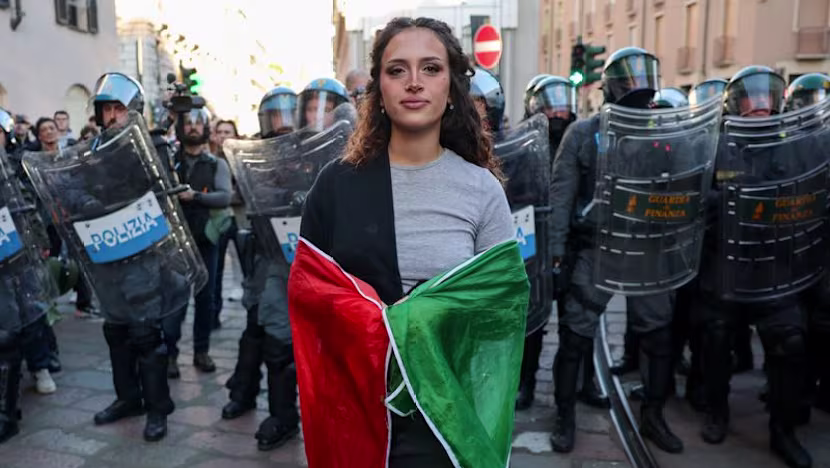 İtalya'da binlerce kişi askeri harcamalara karşı protesto etti