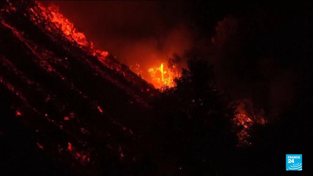 İtalya'da Etna Yanardağı Yeniden Patladı: Uçuşlar Askıya Alındı