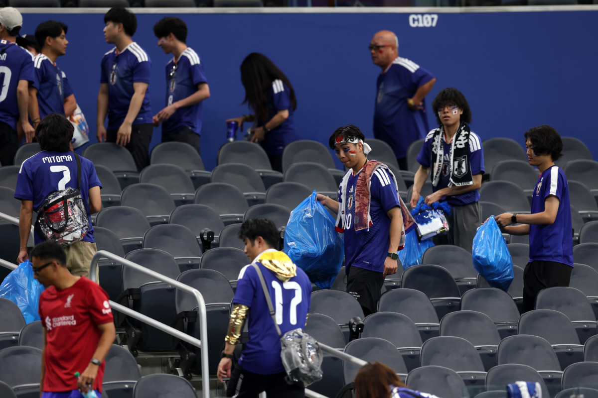 Japon Taraftarlar Maç Sonu Stadyumu Neden Temizliyor