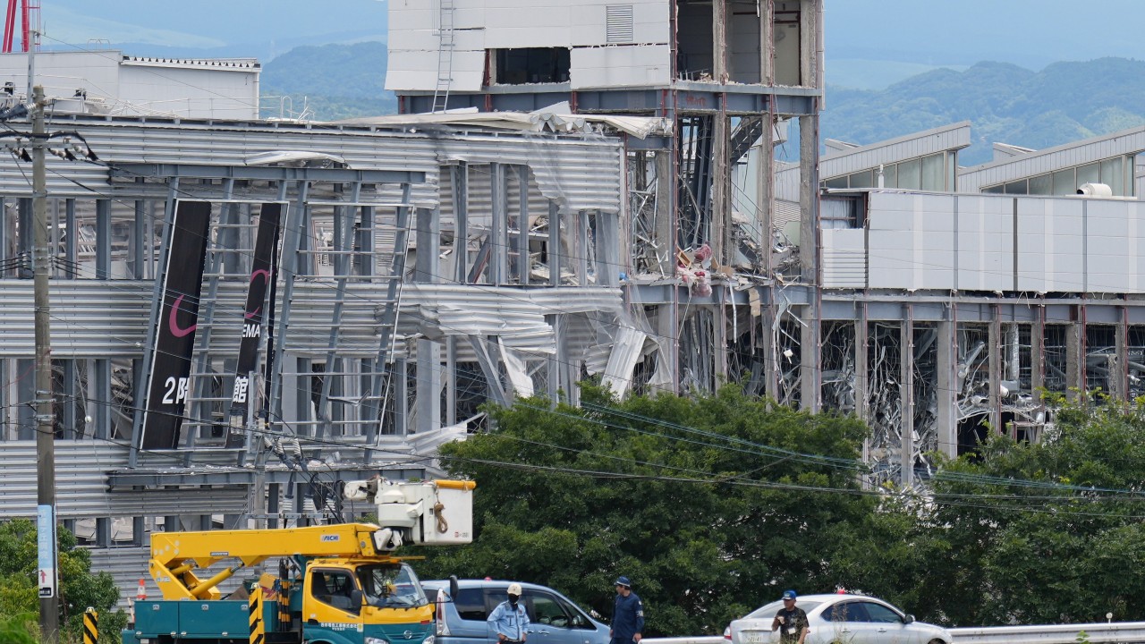 Japonya'da Depremde Ölü Sayısı 13'e Yükseldi, Yeni Açılan Alışveriş Merkezi Çöktü