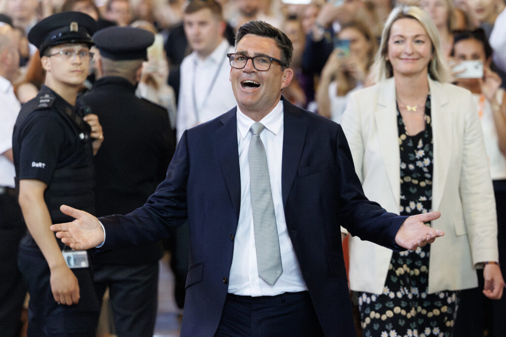 Jenrick: 'Burnham, sahte polo tişörtlü Keir Starmer