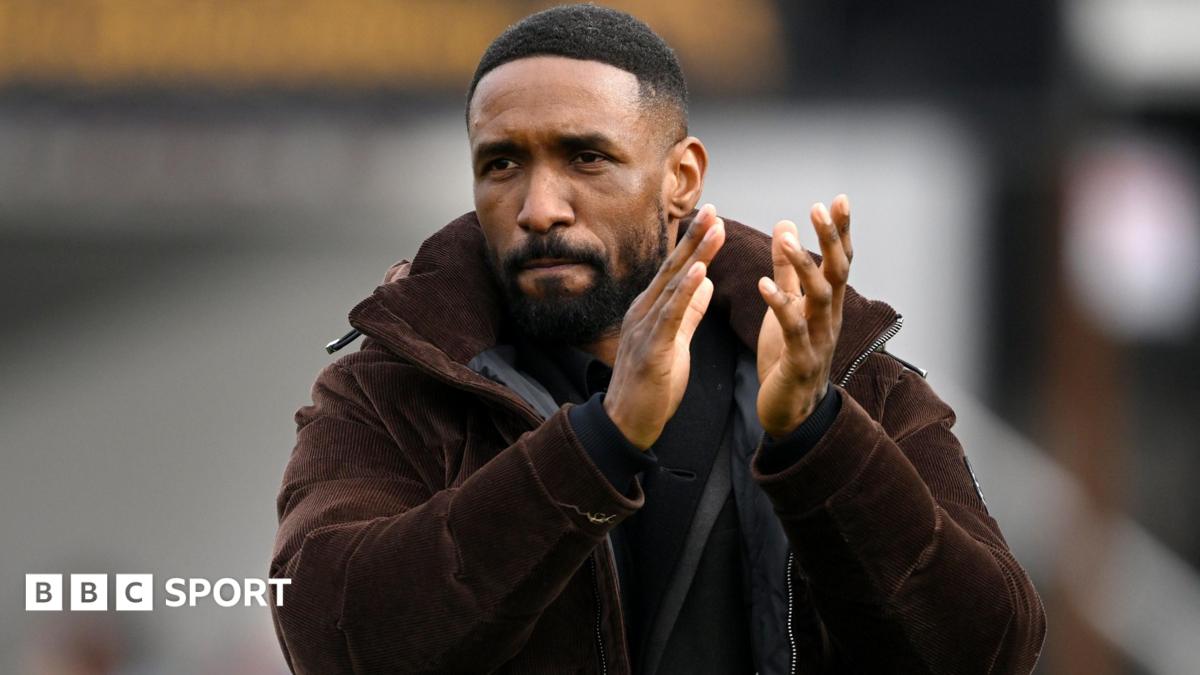 Jermain Defoe, Woking'deki 4 aylık teknik direktörlük macerasını noktaladı