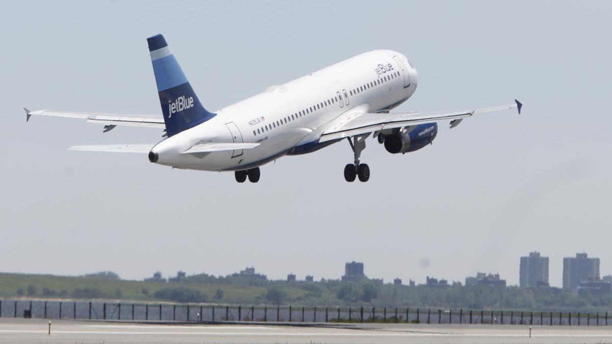 JetBlue uçağı New York'a inerken drone çarptı: FAA