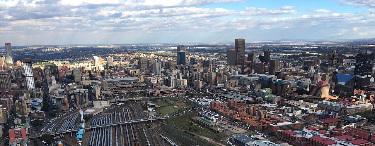 Johannesburg'da şirketler çaresiz: Çukurları kendileri kapatıyor, suyu kendileri taşıyor