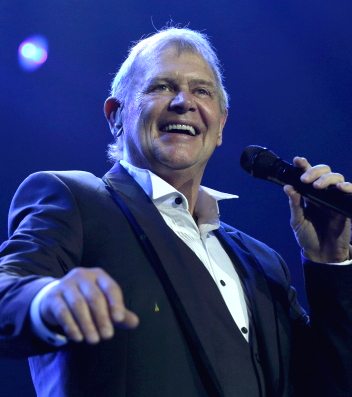 John Farnham'a Veda: Céline Dion, Chris Martin'den Destek
