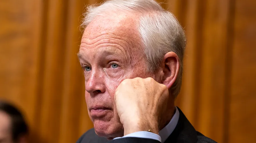 Johnson, McConnell'ın fotoğrafını sorguladı