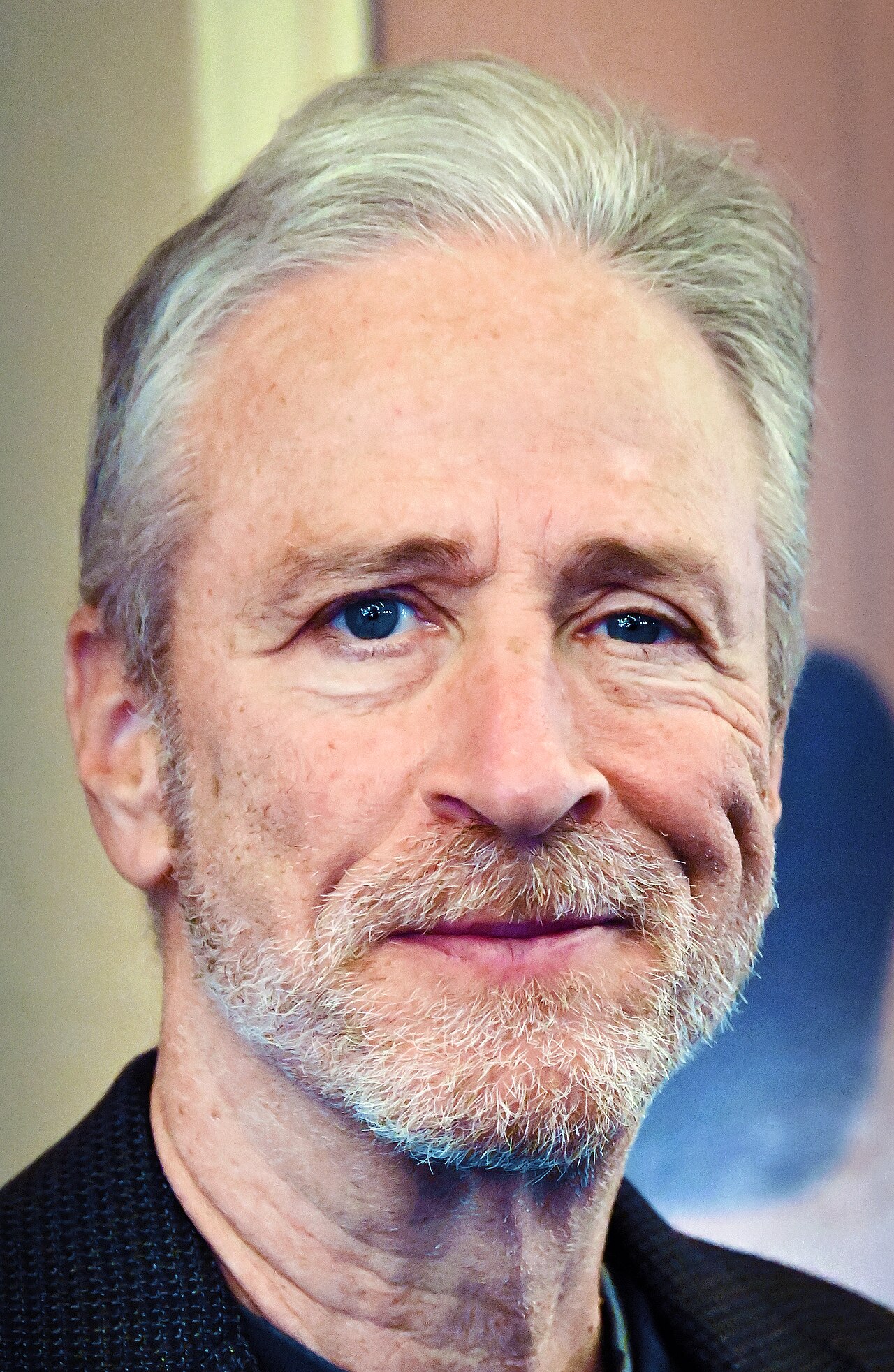 Jon Stewart, Fox’ta Trump’ın Konuyu Dağıtmasına Güldü