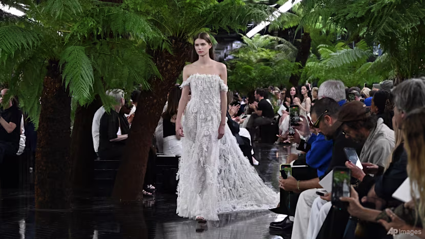 Jonathan Anderson, Taylor Swift'in gizli gelinliğini unutturup heykelsi moda sundu
