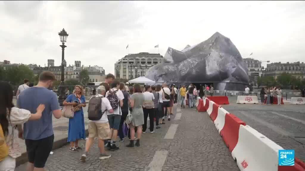 Paris'te JR'nin 'Mağara'sı Pont Neuf'te Açılıyor