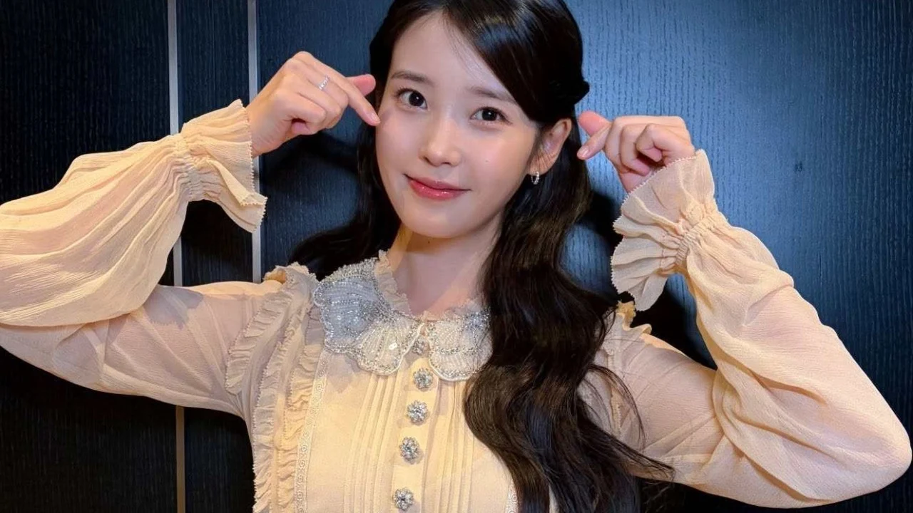 K-drama yıldızları IU ve Lee Dong-wook Güney Kore seçim protestosunda