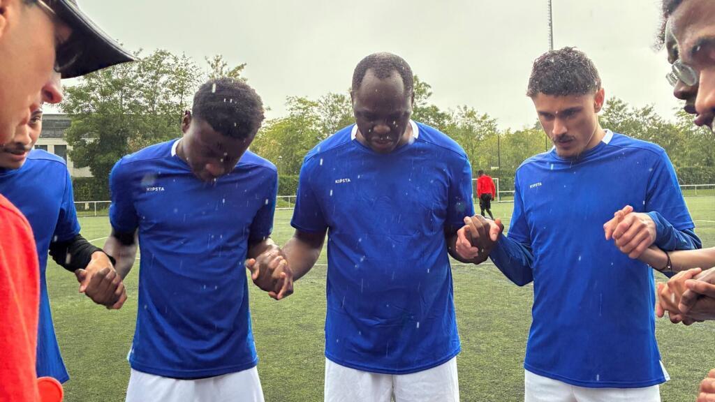 Kamerunlu rahip, Fransız banliyösünde futbol maçlarıyla köprüler kuruyor