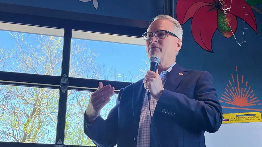 Kansas'ta Cumhuriyetçi Kâbusu: Demokrat Papaz Seçim Fırtınası