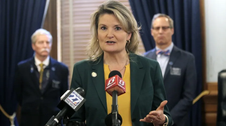 Kansas Demokrat Vali Adayı Holscher, Kelly'nin Desteklediği Corson'u Mağlup Etti