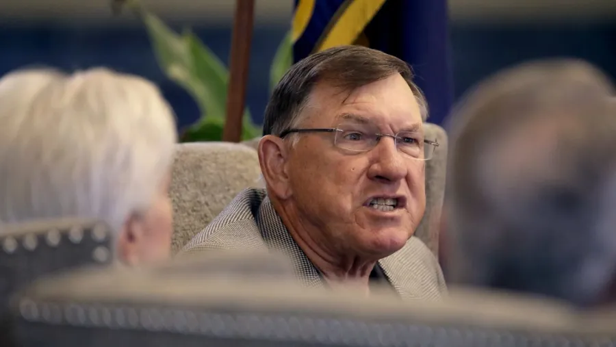 Kansas'ta Eski GOP Valileri Demokrat Hamilton'ı Destekledi