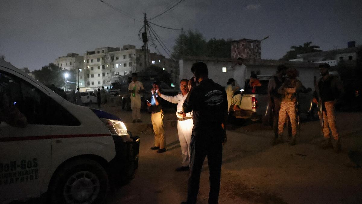 Karaçi'de patlama sonrası yoğun silah sesleri: 2 yaralı