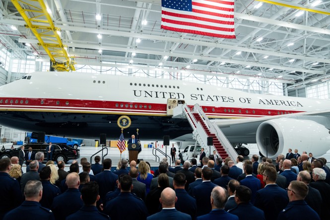 Katar Trump'a Uçak Verdi, Trump Ülkeyi Çökertti