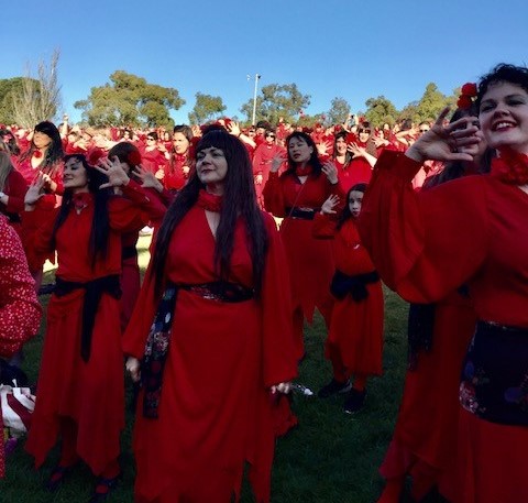 Kate Bush'un Fırtınalı Tepeler Dansı Folkestone'da Yeniden Hayat Buldu