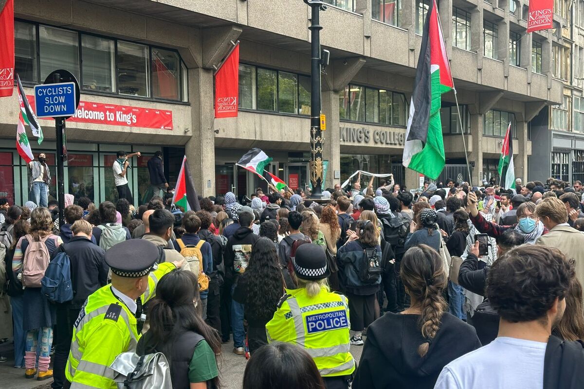 KCL, Filistin protestosu nedeniyle uzaklaştırdığı Mısırlı öğrenciyi geri alıyor