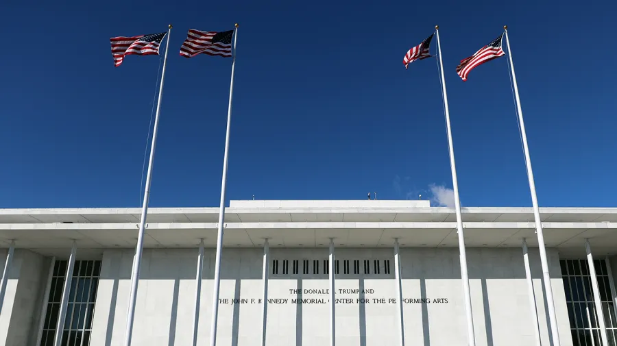 Kennedy Center'da Trump'ın adı siliniyor: Mahkeme kararına uyulacak