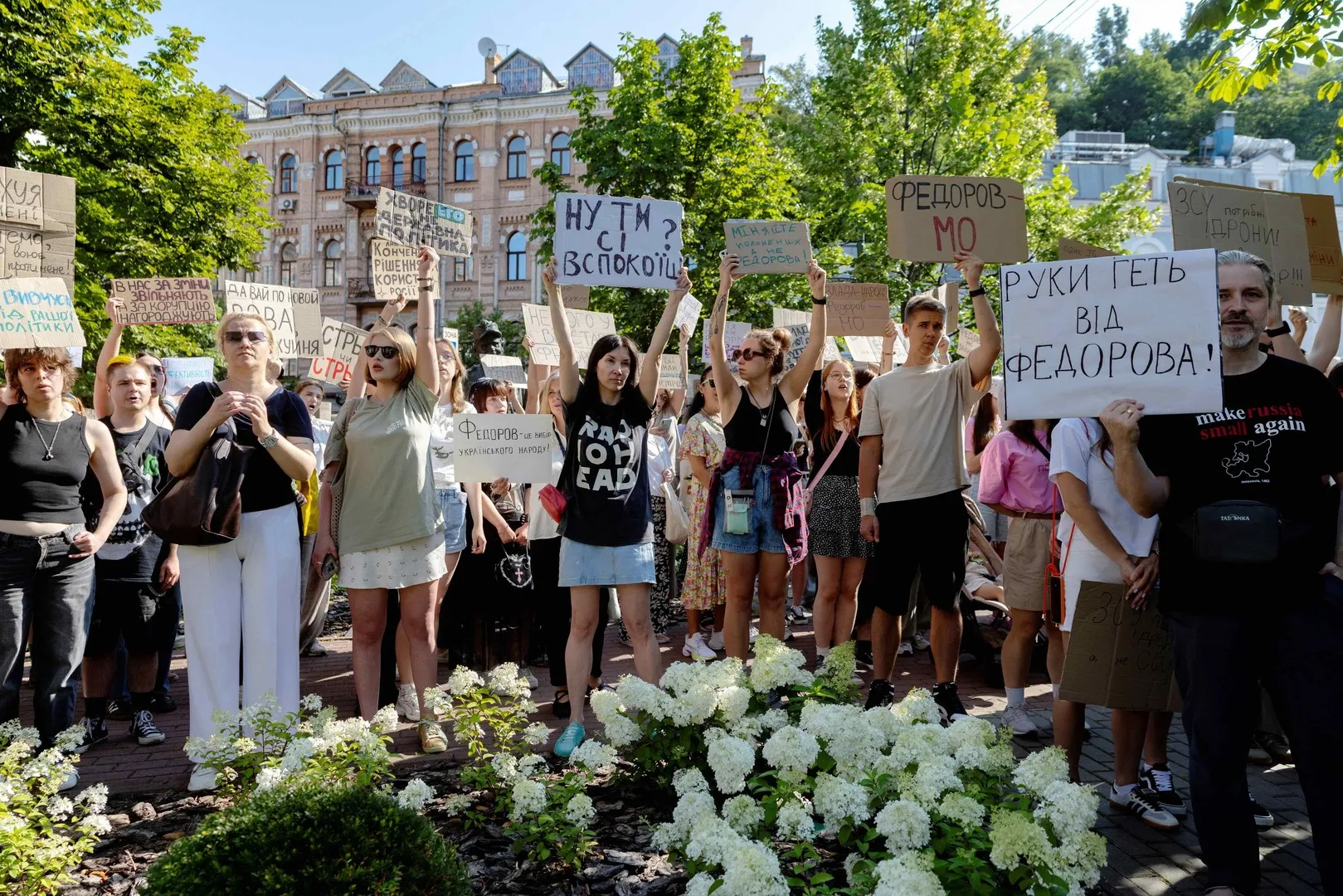 Kiev'de Savunma Bakanının Görevden Alınmasına Nadir Protesto
