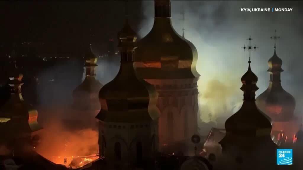 Kiev'de tarihi manastır alevler içinde: Rus saldırısında 4 ölü
