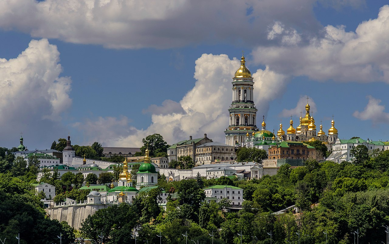 Kiev'deki tarihi manastır Rus saldırısında hasar gördü