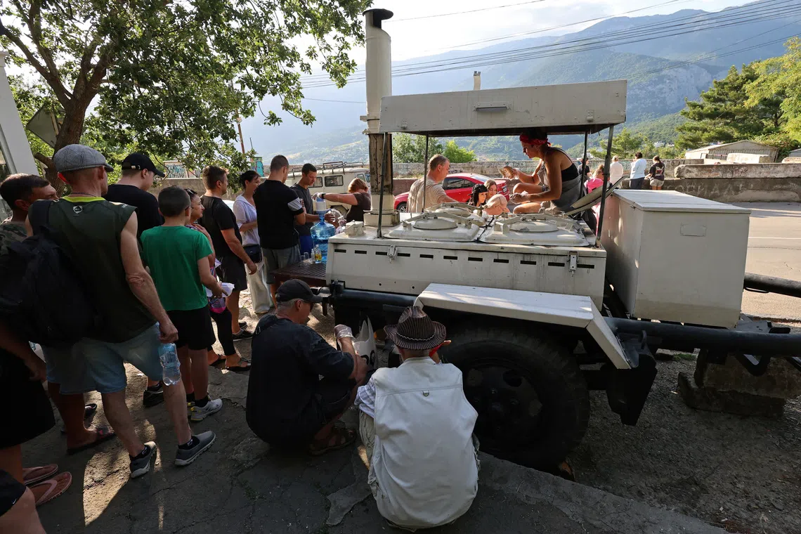 Kırım'da Ukrayna Saldırıları Elektriği Kesti, Halk Sıcak Yemek Kuyruğunda
