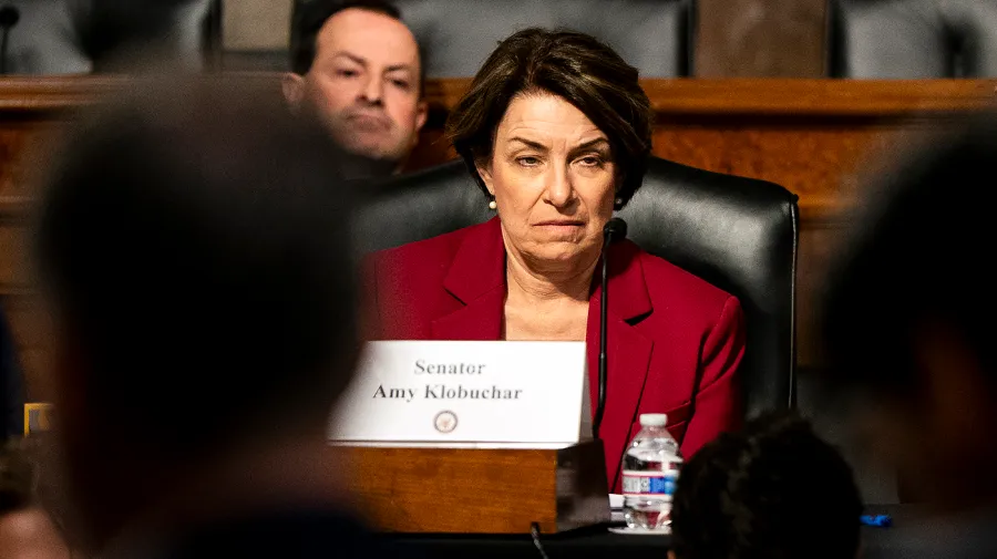 Klobuchar'dan Schmitt'e: Hawks ile Hawkeyes Farkını Bilen Biri Olmanız Güzel