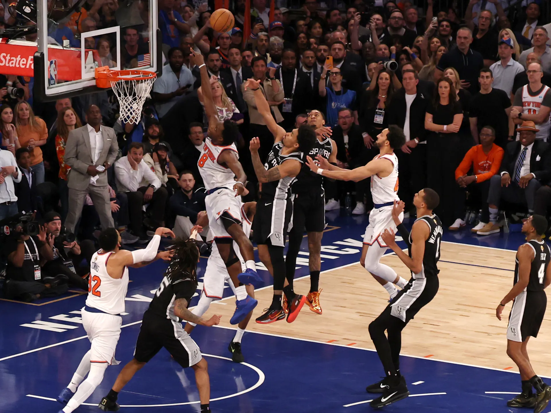 Knicks Spurs'ü Devirerek NBA Finalinde Tarihi Dönüşe İmza Attı