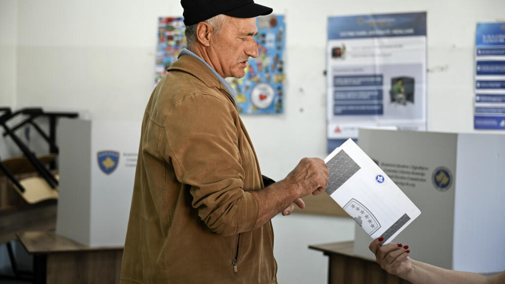 Kosova'da Albin Kurti'nin Partisi Seçimi Kazandı Ancak Tek Başına İktidar İçin Yeterli Oyu Alamadı