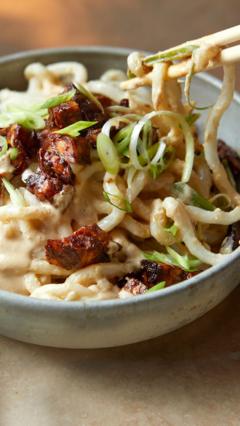 Kremalı Fıstıklı Udon Noodle Tarifi: Vegan Protein Deposu