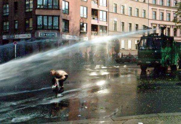 Kuzey İrlanda'da Göçmen Karşıtı Protestolarda Polis Tazyikli Su Kullandı
